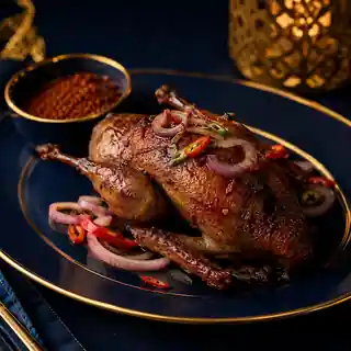 Pigeon grillé façon haoussa, doré et épicé.